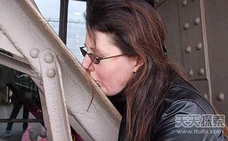 全世界最诡异的婚礼:女子竟然嫁给一堵墙