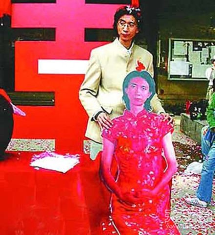 全世界最诡异的婚礼:女子竟然嫁给一堵墙