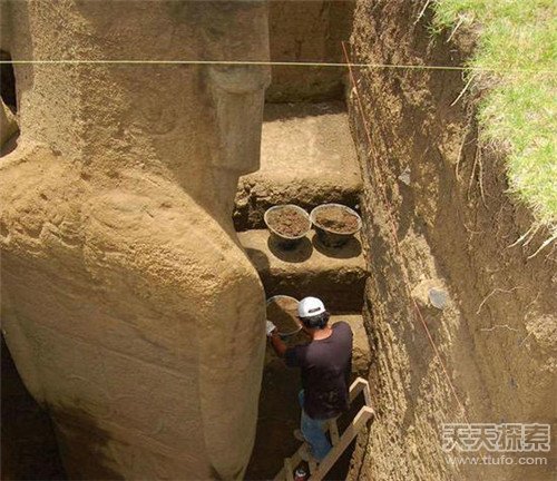 考古学家挖开石像后看到一幕 顿时目瞪口呆