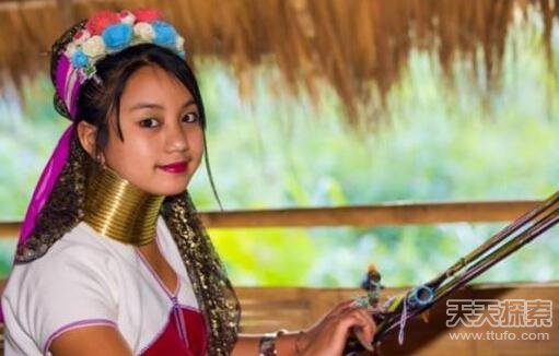 小虎牙韩国的锥子脸 全球十大地区的奇特审美