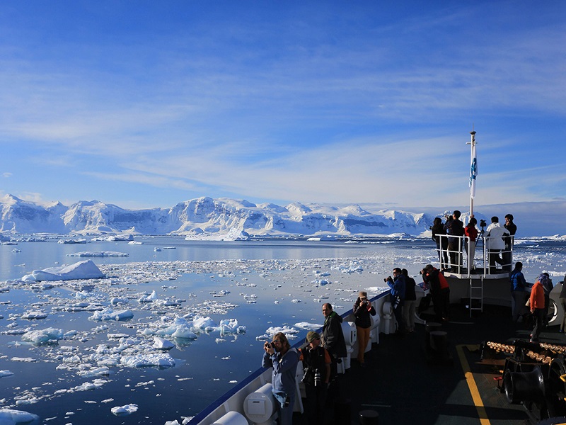 游览冰川风光的游人们