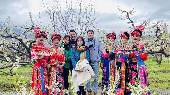 游客与羌族姑娘们合影 摄影 张黎萍.jpg