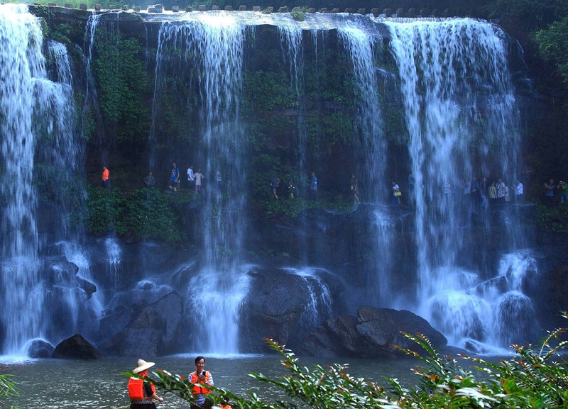 大瀑布间的游人