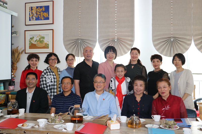 合影留念(阿勒泰地区文联供图)