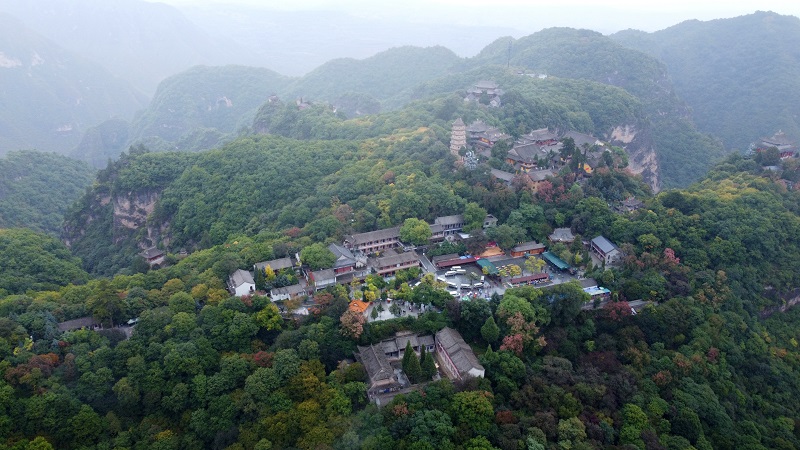 03——10月4日拍摄的甘肃省平凉市崆峒山雨中景色(无人机照片)。