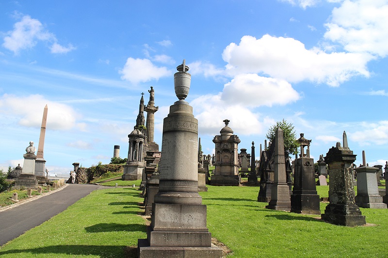 大教堂后面的墓地