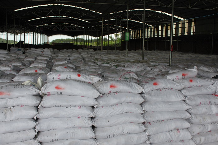 4.秸秆收贮运中心的有机肥堆满仓库。