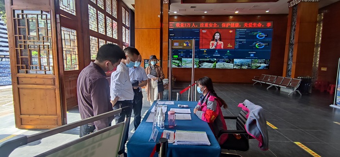 图一,在肇兴景区旅客接待中心开展专项督查