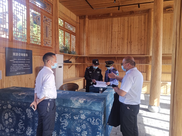 图二:在肇兴景区侗文化展示中心开展督查