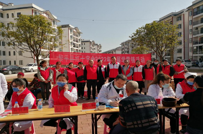 红十字志愿者开展义诊活动