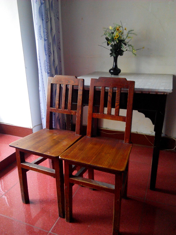 父亲做的沙枣木椅子和八仙桌,2016年4月10日拍摄于北屯。
