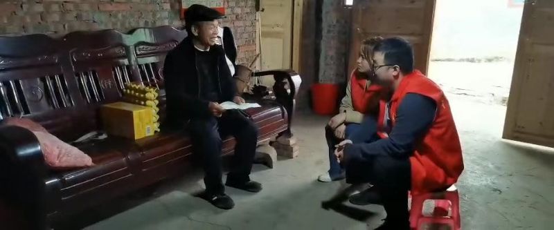 独居老人肖跃德向彭金鉴分享自创诗文