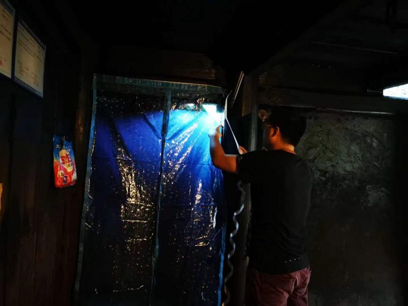 彭金鉴帮助独居老人装订门帘