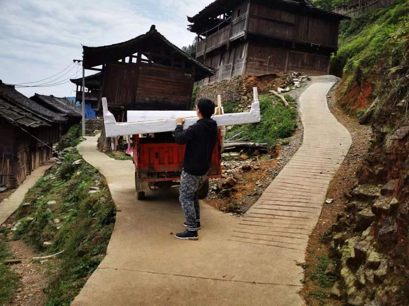 彭金鉴为群众搬运爱心物资