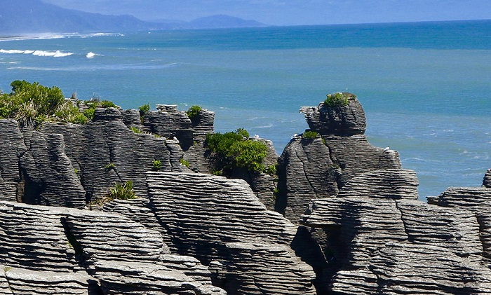 海边高耸的千层岩石壮观的景象