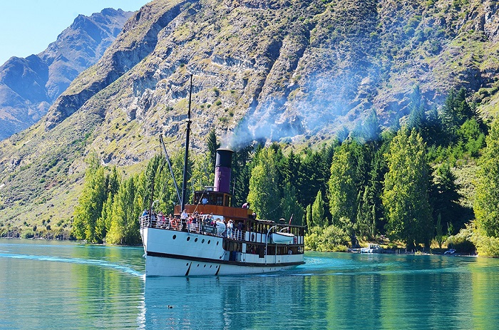 皇后镇瓦卡蒂普湖游人在游览