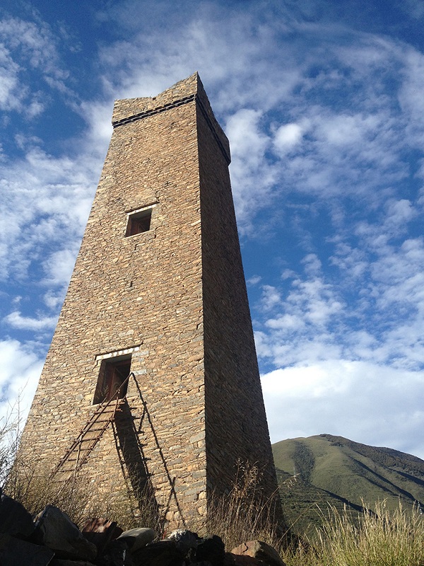 用楼梯进出的藏寨碉堡