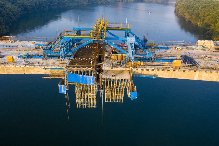 2、2022年9月5日,广西梧州市长洲区倒水桂江公路大桥,工人们全力推进项目建设、抢抓工期,为大桥在本月底进入合龙收尾作最后冲刺。(何华文)