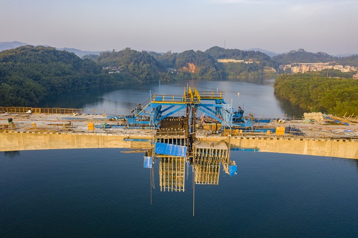 3、2022年9月5日,广西梧州市长洲区倒水桂江公路大桥,工人们全力推进项目建设、抢抓工期,为大桥在本月底进入合龙收尾作最后冲刺。(何华文)