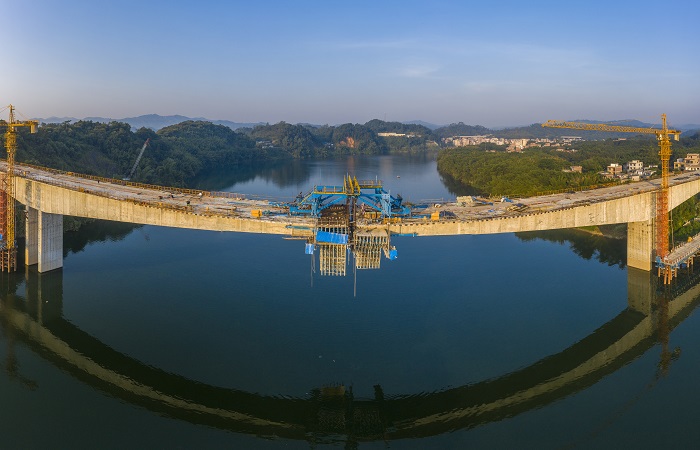 7、2022年9月5日,广西梧州市长洲区倒水桂江公路大桥,工人们全力推进项目建设、抢抓工期,为大桥在本月底进入合龙收尾作最后冲刺。(何华文)