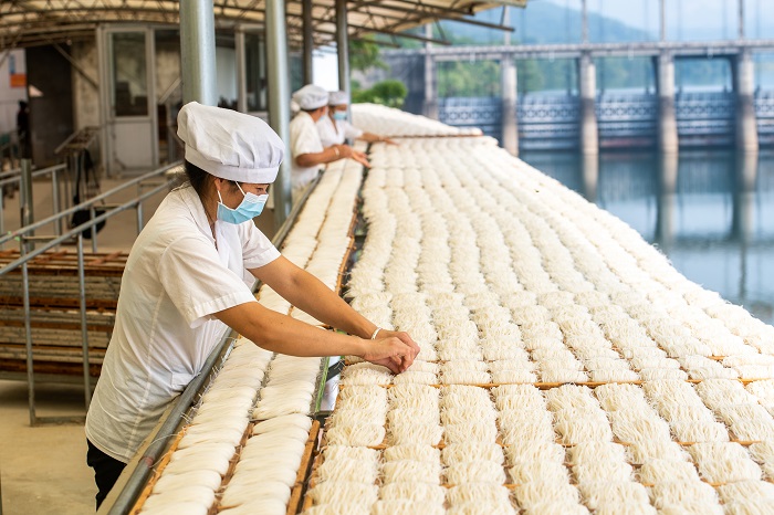 5、2022年9月22日,广西梧州市苍梧县京南米粉厂,工人正在楼顶晾晒米粉。(何华文)