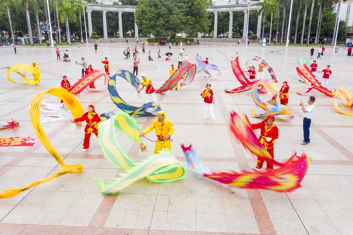 3、2022年9月30日,“彩带龙”爱好者在广西梧州市龙圩区世纪广场舞“彩带龙”,强身健体。(何华文)