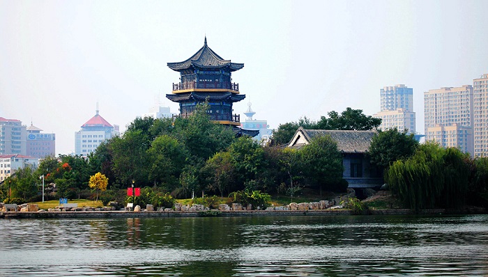 东昌湖光嶽楼亦称“余木楼”、“鼓楼”、“东昌楼”