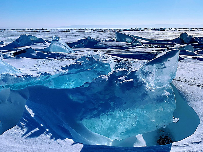 贝加尔湖美丽的蓝冰