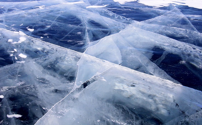 湖面上纵横的冰裂