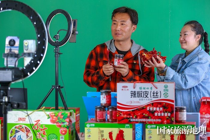 图1:2023年4月13日,在新疆维吾尔自治区巴音郭楞蒙古自治州博湖县塔温觉肯乡“石榴籽乡村直播间”,乡镇干部变身“带货主播”,为当地农特产品带货,借网“出圈”,帮助各族群众拓宽销售渠道。