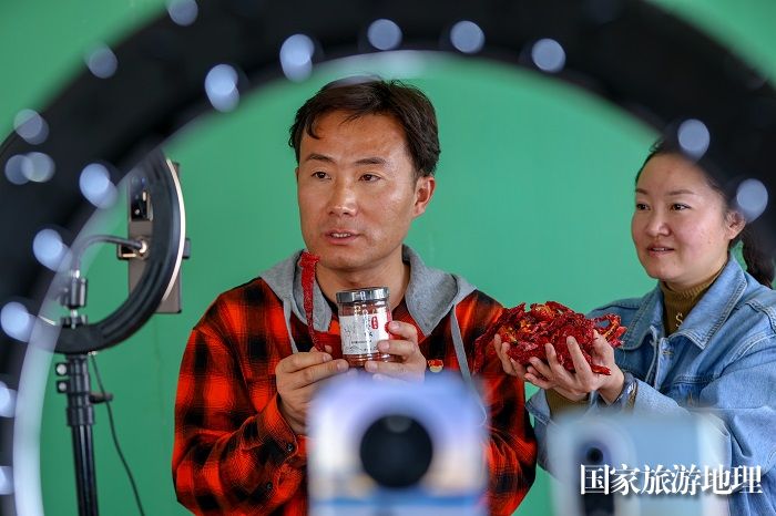 图2:2023年4月13日,在新疆维吾尔自治区巴音郭楞蒙古自治州博湖县塔温觉肯乡“石榴籽乡村直播间”,乡镇干部变身“带货主播”,为当地农特产品带货,借网“出圈”,帮助各族群众拓宽销售渠道。