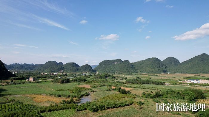 图3:5月20日,在广西柳州市融安县桥板乡江边村拍摄的“小满”时节美丽田园。(无人机照片,谭凯兴 摄)