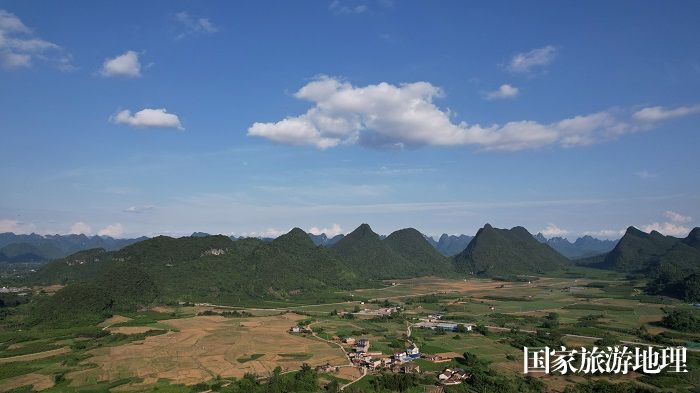 图5:5月20日,在广西柳州市融安县桥板乡江边村拍摄的“小满”时节美丽田园。(无人机照片,谭凯兴 摄)