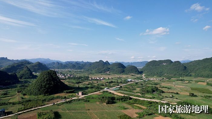 图7:5月20日,在广西柳州市融安县桥板乡江边村拍摄的“小满”时节美丽田园。(无人机照片,谭凯兴 摄)