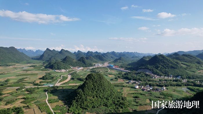 图9:5月20日,在广西柳州市融安县桥板乡江边村拍摄的“小满”时节美丽田园。(无人机照片,谭凯兴 摄)