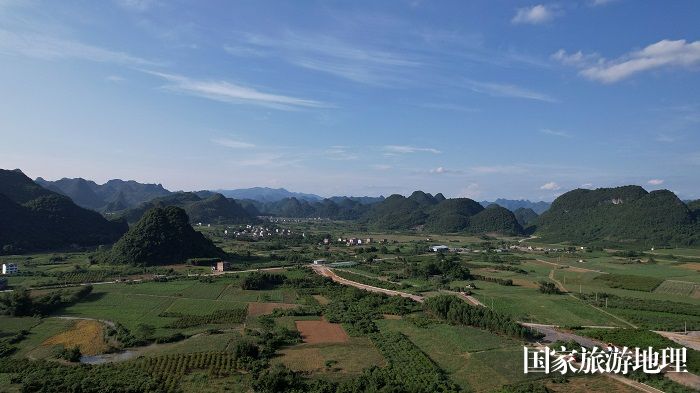 图11:5月20日,在广西柳州市融安县桥板乡江边村拍摄的“小满”时节美丽田园。(无人机照片,谭凯兴 摄)