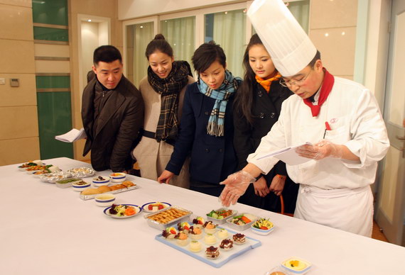 首航乘务组专程到食品公司检查首航配餐。