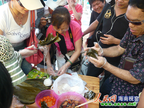 现场,网友们争相亲手制作粽子