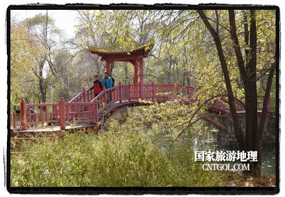 扎兰屯市五彩缤纷赏秋色“游人如织”(图)