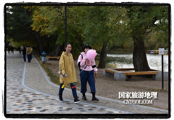 扎兰屯市五彩缤纷赏秋色“游人如织”(图)