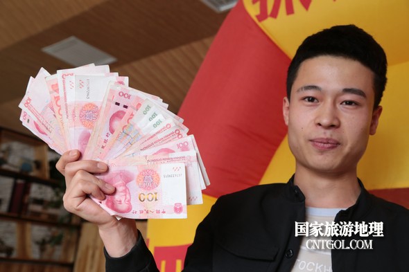 甘肃平凉一餐厅拿2万元让顾客参与抓钱游戏 有顾客一把抓出2千多