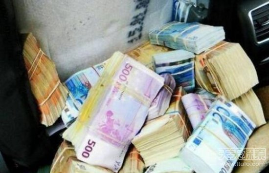 女士载一车现金出行 因座椅异常被扣留