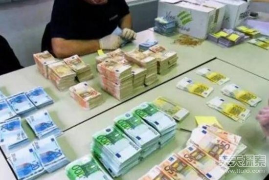 女士载一车现金出行 因座椅异常被扣留