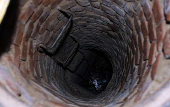 解密：北京六旬老人 为何井底“蜗居”