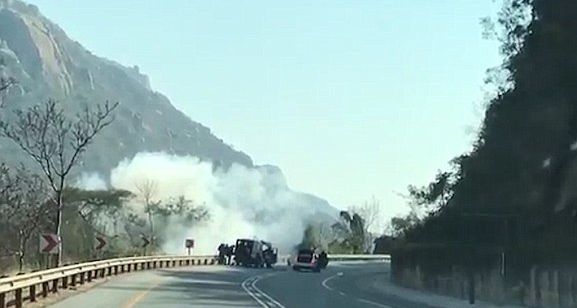 南非劫匪公路抢劫运钞车 男子偶遇记录全程