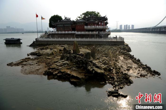 图为位于福州乌龙江上的金山寺建于宋代，是闽江的一个著名景点，也是福州唯一的水中寺。　张斌 摄