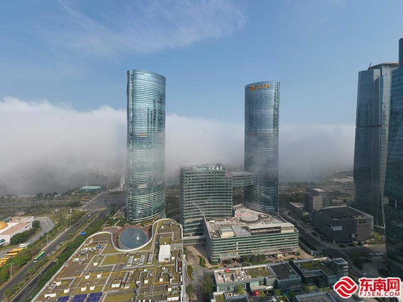 厦门上空出现平流雾景观 宛如人间仙境