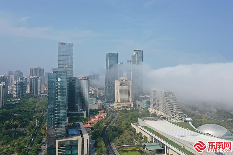厦门上空出现平流雾景观 宛如人间仙境