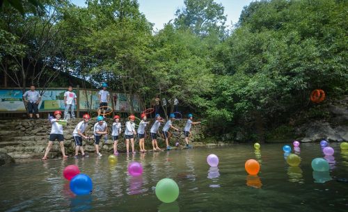 水上套圈，现场氛围火热