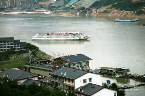 图1：热烈祝贺长江2号黄金邮轮跨省游正式启航   唐探峰摄